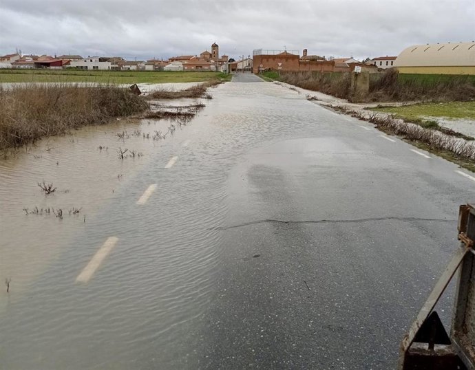 Una carreteras cortada en la provincia de Ávila debido a la presencia de balsas de agua en la calzada