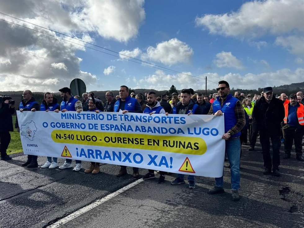 Una manifestación corta la N-540 en la zona de Calde (Lugo) para denunciar la "inseguridad total" de la calzada