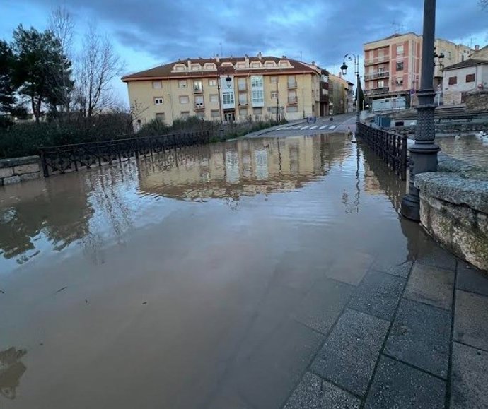 El Duero se desborda en Aranda (Burgos) y obliga al Ayuntamiento a cortar la avenida del Espolón