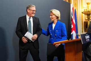Archivo - El primer ministro británico, Keir Starmer, y la presidenta de la Comisión Europea, Ursula von der Leyen, en una imagen de archivo 