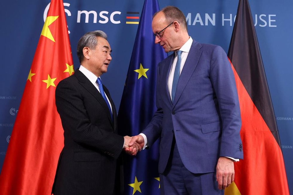 El ministro de Exteriores chino, Wang Yi, con el canciller de Alemania, Friedrich Merz 