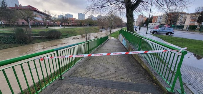 Ante la subida del nivel de los ríos en la ciudad, se han cerrado sus accesos en varios puntos