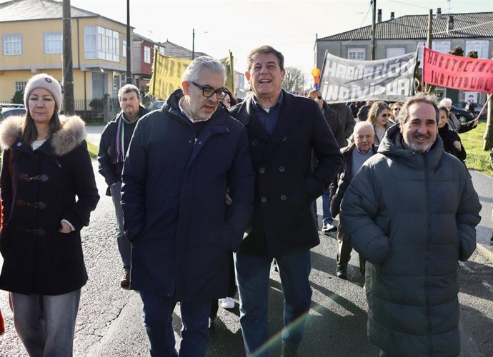 El secretario xeral del PSdeG, José Ramón Gómez Besteiro, junto al alcalde de Lugo, Miguel Fernández, en la concentración de familiares y usuarios de la residencia de mayores de As Gándaras, en Lugo.
