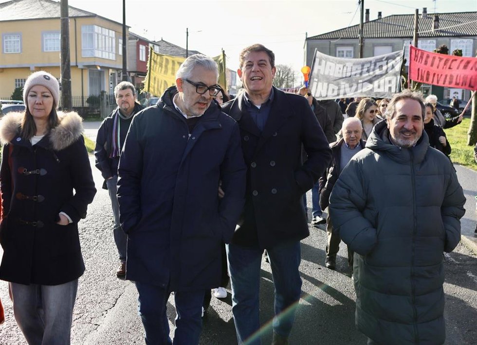 El secretario xeral del PSdeG, José Ramón Gómez Besteiro, junto al alcalde de Lugo, Miguel Fernández, en la concentración de familiares y usuarios de la residencia de mayores de As Gándaras, en Lugo.