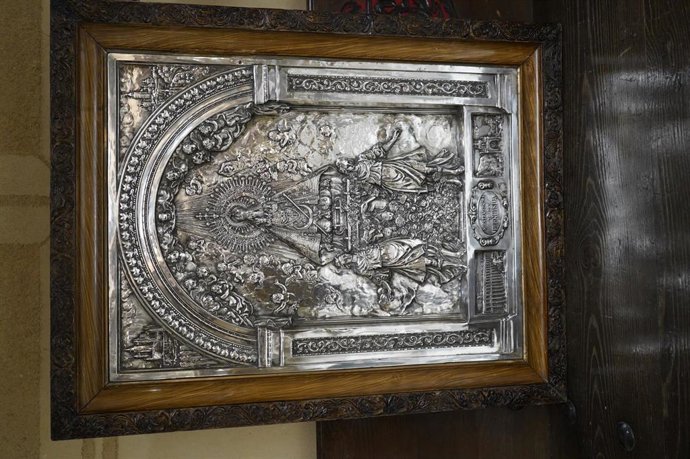 La Diputación de Segovia restaura un relieve en plata cincelada y repujada de la Virgen de la Fuencisla y recupera su prestancia original