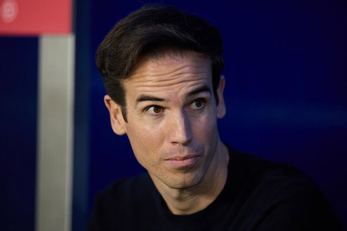 Inigo Perez head coach of Rayo Vallecano looks on prior to the Copa del Rey Round of 16 match between Deportivo Alaves and Rayo Vallecano at Mendizorrotza on January 14, 2026, in Vitoria, Spain.