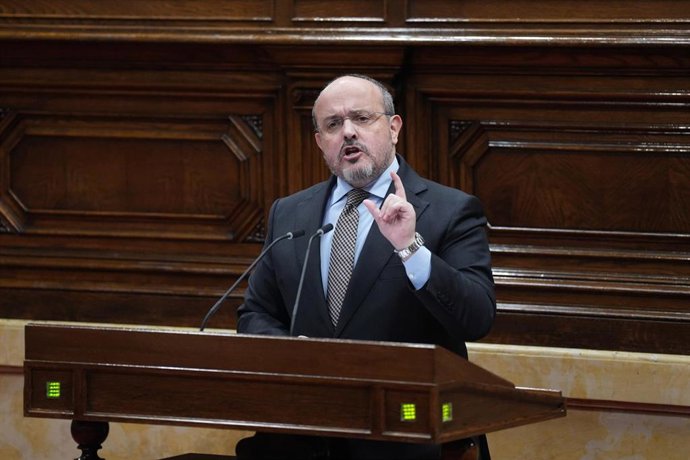 El presidente del PP catalán, Alejandro Fernández, durante una sesión de control, en el Parlament de Catalunya, a 28 de enero de 2026