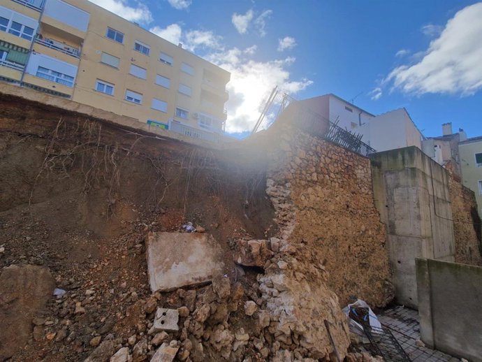 Derrumbe de parte del muro dañado en la calle Ramiro de Maeztu de Cuenca.