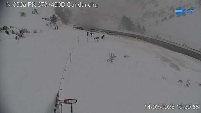 Imagen servida por la cámara de la DGT ubicada en el kilómetro 673,400 de la N-330 en Candanchú (Huesca), dentro del tramo cortado este sábado por el riesgo de aludes.