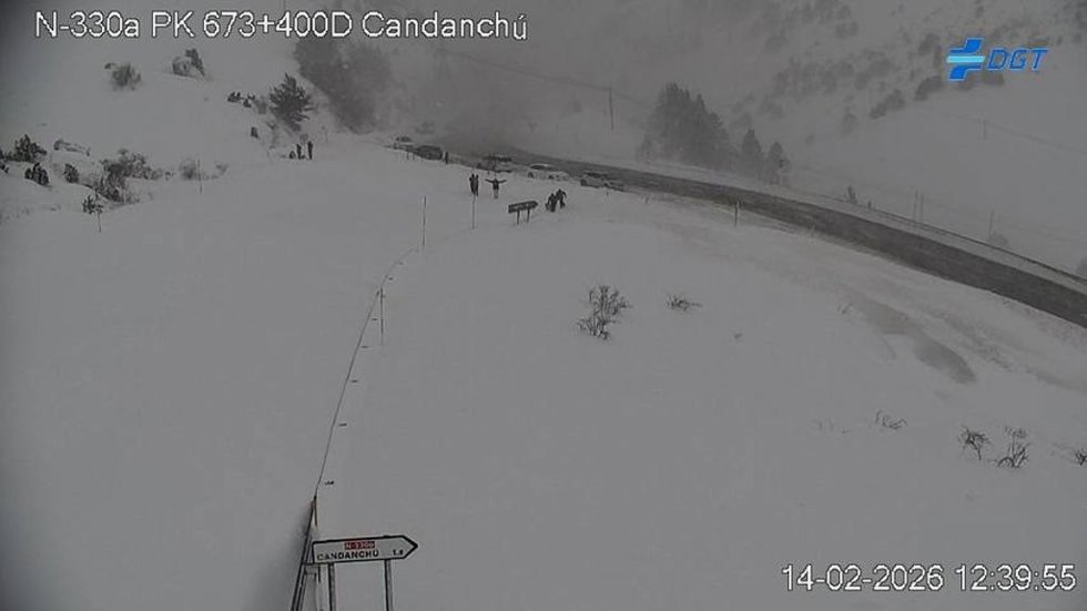Imagen servida por la cámara de la DGT ubicada en el kilómetro 673,400 de la N-330 en Candanchú (Huesca), dentro del tramo cortado este sábado por el riesgo de aludes.