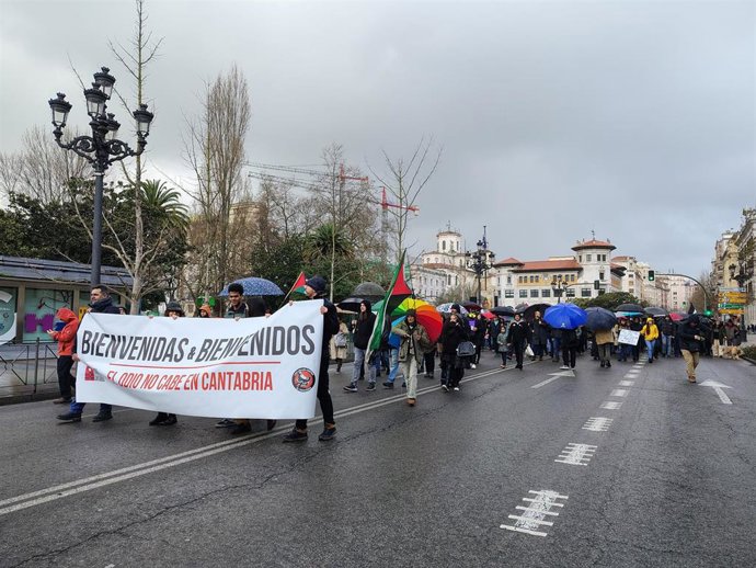 Más de un centenar de personas recorre Santander para dar la bienvenida a Cantabria a los menores migrantes
