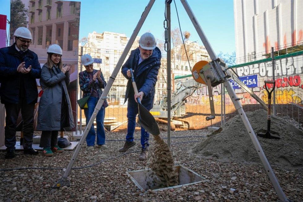 El alcalde de Barcelona, Jaume Collboni y la consellera de Salud, Olga Pané, ponen la primera piedra del proyecto