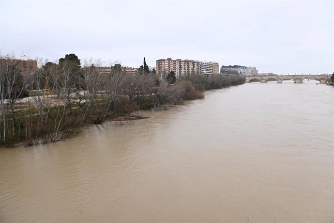 Crecida del río Ebro a su paso por la ciudad, a 13 de febrero de 2026, en Zaragoza, Aragón (España)