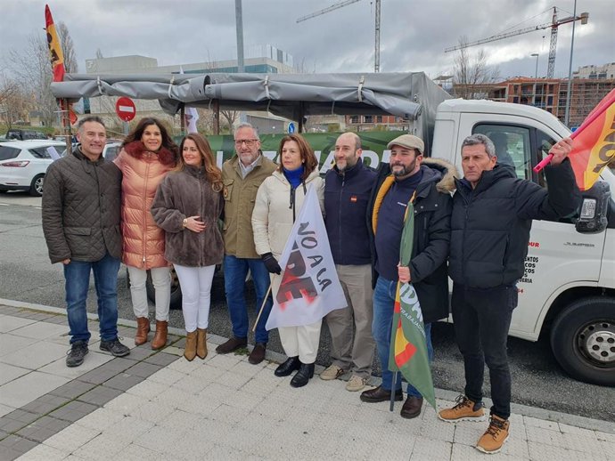 El candidato autonómico de VOX, Carlos Pollán (cuarto, izda) y el secretario general de Solidaridad, Jordi de la Fuente (segundo, dcha), con dirigientes de VOX Segovia, antes de la manifestación contra la ZBE