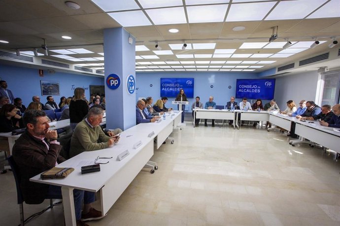 La presidenta del PP de Malaga, Patricia Navarro, en el consejo de alcaldes.