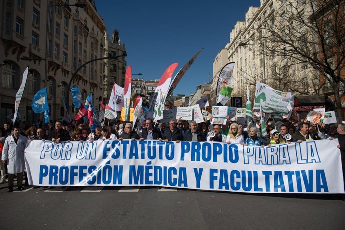 Manifestantes portan pancarta con lema 'Por un estatuto propio para la profesión médica y facultativa' durante la manifestación contra el Estatuto Marco del Ministerio de Sanidad, a 14 de febrero de 2026, en Madrid (España). La Confederación Estatal de Si