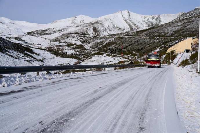 Archivo - Una carretera nevada en la Estación de Esquí y Montaña de Alto Campoo.-ARCHIVO