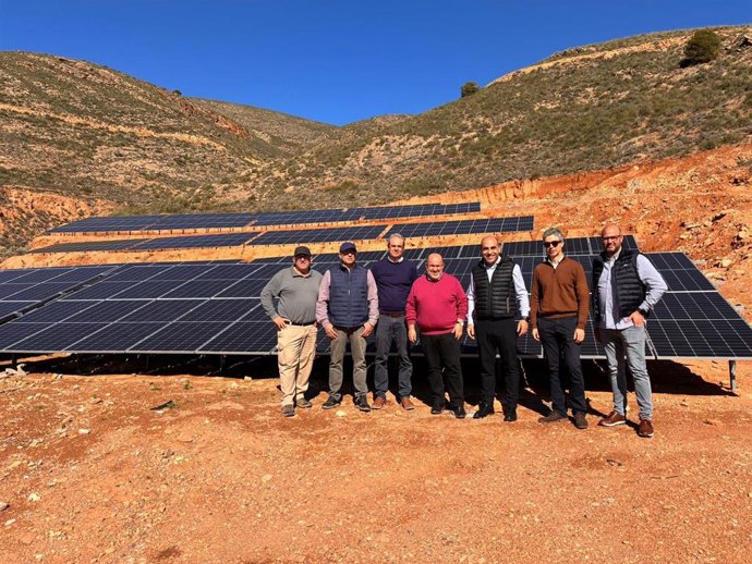 El delegado territorial de Agricultura, Pesca, Agua y Desarrollo Rural en Almería, Antonio Mena, visita una planta solar en el municipio de Dalías (Almería).