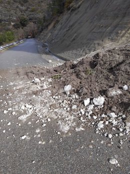 Desprendimiento en la carretera de Santa María de Buil y Sarratillo, en Aínsa-Sobrarbe.