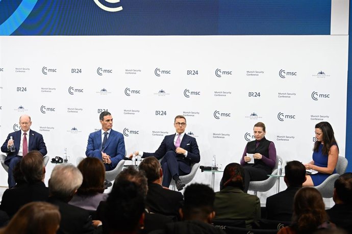 El presidente del Gobierno español, Pedro Sánchez, enun panel de la Conferencia de Seguridad de Múnich junto al presidente de Finlandia, Alexander Stubb; la primera ministra de Dinamarca, Mette Frederiksen; y el senador estadounidense Christopher A. Coons