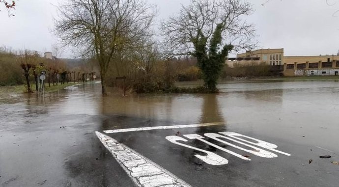 Archivo - Diputación pide a los conductores precaución ante las balsas y desbordamientos de ríos en varias carreteras alavesas (Archivo)