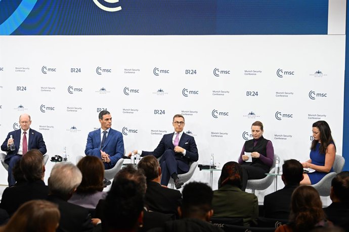 El president del Govern espanyol, Pedro Sánchez, enun panell de la Conferència de Seguretat de Munic junt amb el president de Finlàndia, Alexander Stubb; la primera ministra de Dinamarca, Mette Frederiksen; i el senador nord-americà Christopher A. Coons