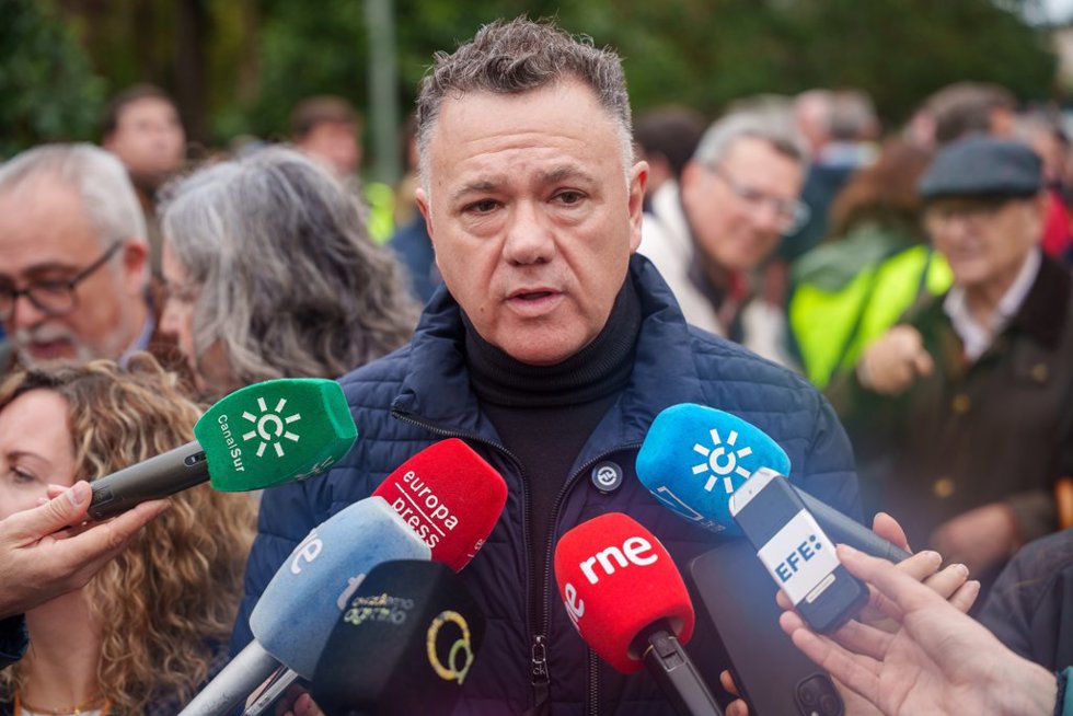 El representante del Grupo Parlamentario Pior Andalucía, Juan Antonio Delgado, atiende a los medios, durante la tractorada llevada a cabo por sindicatos y asociaciones agrarias en el marco de las protestas del campo por el acuerdo UE-Mercosur en Sevilla.