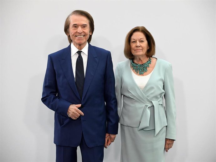 Archivo - Raphael y Natalia Figueroa posan en el photocall de la conmemorativa del 35º aniversario de 'El Mundo'  y entrega de la XXII edición de los Premios Internacionales de 'El Mundo', a 05 de diciembre de 2024, en Madrid (España).