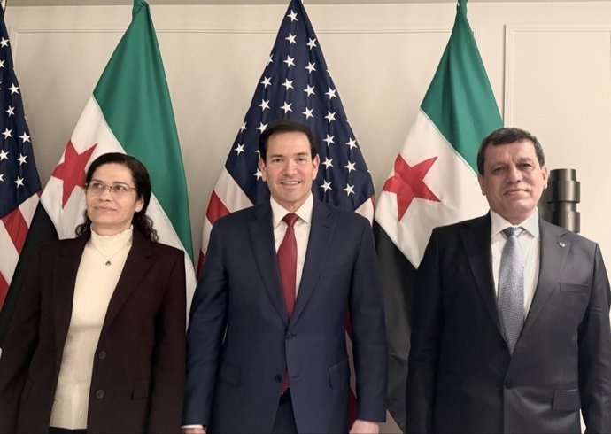 El secretario de Estado de EEUU, Marco Rubio, en el centro, con el comandante de las FDS, Mazlum Abdi, a la derecha en la imagen