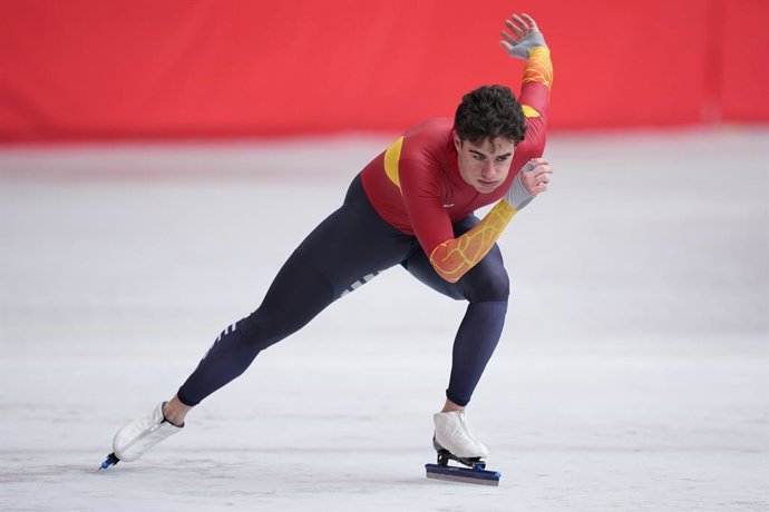 Archivo - Arquivo - Nil Llop durante a apresentação de Nil Llop e Daniel Milagros como a equipe de patinação de velocidade para os próximos Jogos Olímpicos de Inverno de 2026 na pista “Madrid on Ice” instalada no estádio Riyadh Air Metropolitano em 23 de 