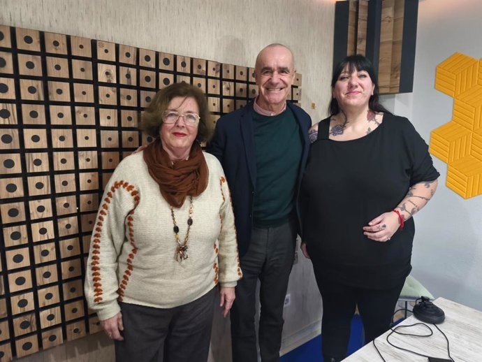 El portavoz del Grupo Socialista, Antonio Muñoz, con las dos vecinas de Los Remedios y Torreblanca, Inma y Rocío, que aparecen en su podcast 'Estas cosas llevan tiempo', dedicado en su número 36 a hablar de ambos barrios.
