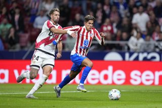 Archivo - Giuliano Simeone of Atletico de Madrid and Florian Lejeune of Rayo Vallecano in action during the Spanish League, LaLiga EA Sports, football match played between Atletico de Madrid and Rayo Vallecano at Riyadh Air Metropolitano stadium on Septem