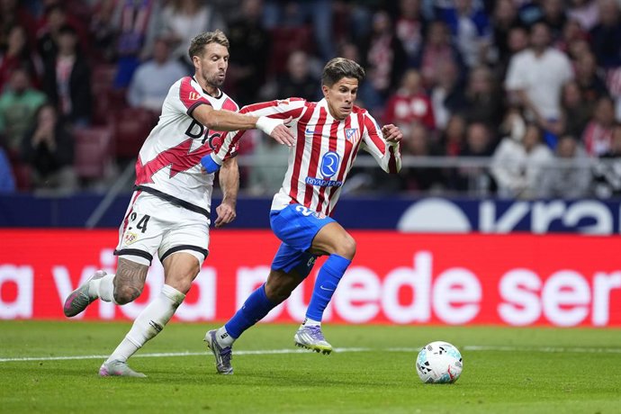 Archivo - Giuliano Simeone of Atletico de Madrid and Florian Lejeune of Rayo Vallecano in action during the Spanish League, LaLiga EA Sports, football match played between Atletico de Madrid and Rayo Vallecano at Riyadh Air Metropolitano stadium on Septem