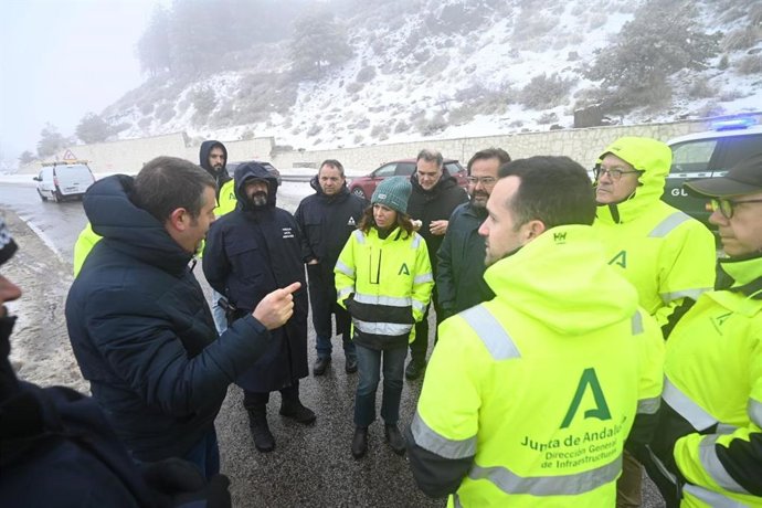 La consejera de Fomento, Rocío Díaz, en una imagen de 13 de febrero en su visita a los daños en la carretera de acceso a Pradollano.