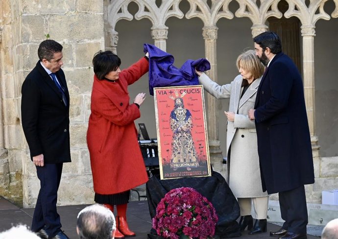 La alcaldesa de Jerez de la Frontera (Cádiz), María José García-Pelayo asiste a la presentación del cartel, obra de la artista sevillana Nuria Barrera.