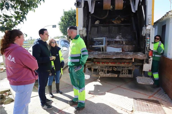 Jaime Espinar y Susana Sánchez Toro coordinan trabajos de limpieza en la zona rural de Jerez (Cádiz).