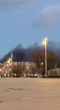 Los bomberos trabajan en la extinción de un incendio en un almacén de Saica
