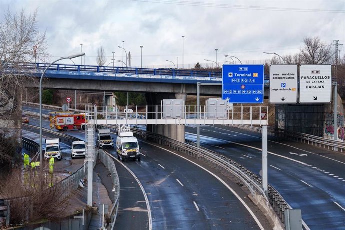 Bomberos trabajan por asegurar la seguridad de la M-14 mientras a un continúa cortada por la inundación, a 5 de febrero de 2026, en Madrid (España). 