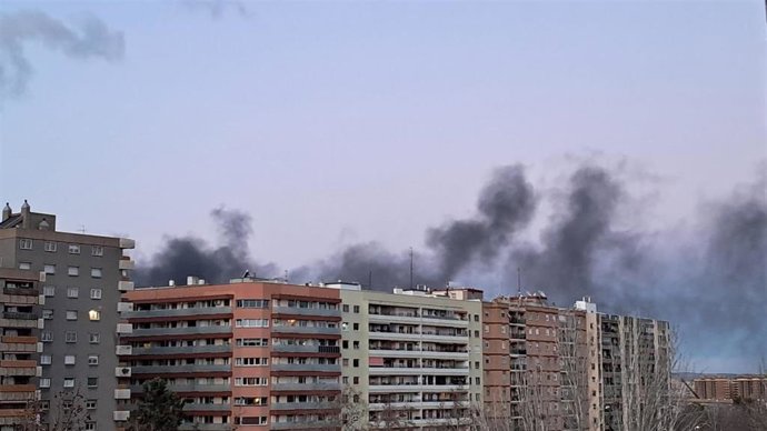 El humo negro del incendio de Saica Natur se ha dejado ver desde distintas partes de la ciudad.