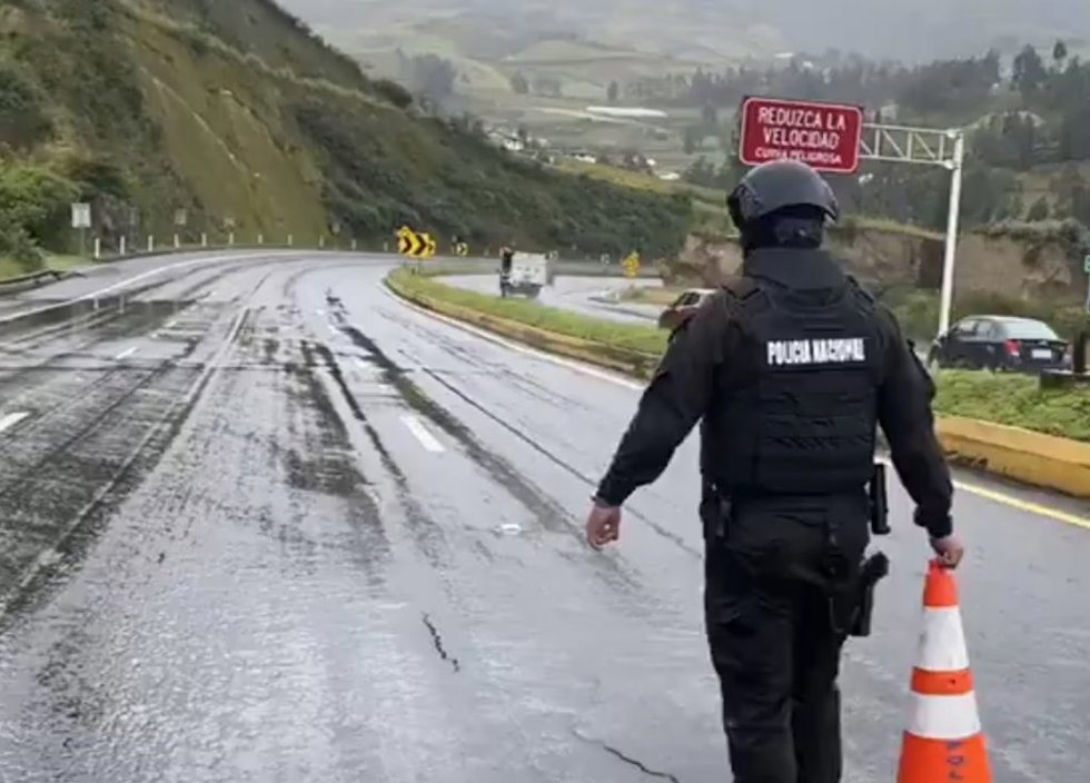 Archivo - Un agente de la Policía de Ecuador