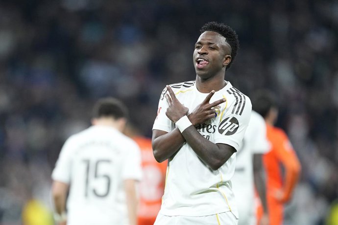 Vinicius Junior, do Real Madrid CF, comemora um gol durante a partida de futebol da Liga Espanhola, LaLiga EA Sports, disputada entre o Real Madrid e o Real Sociedad no estádio Bernabeu, em 14 de fevereiro de 2026, em Madri, Espanha.