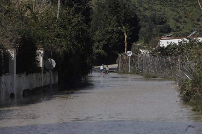 Regresan a sus casas vecinos de San Martín del Tesorillo desalojados por las lluvias. A 08 de febrero de 2026 en San Martín del Tesorillo, Cádiz, Andalucía (España). 