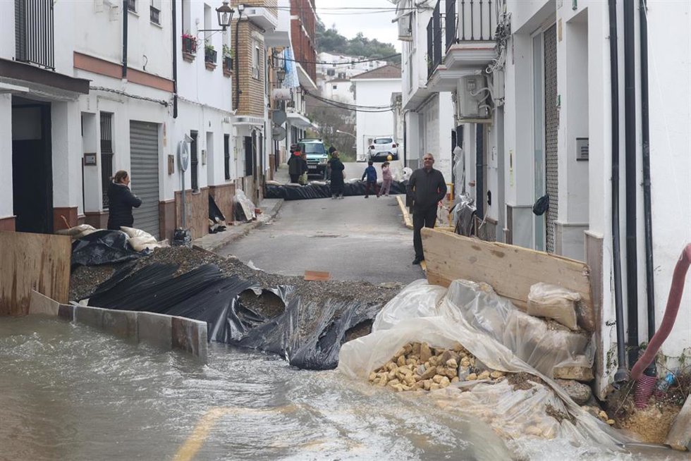 Desalojados 350 vecinos de Ubrique (Cádiz) por desbordamiento del río y movimientos de tierra. A 08 de febrero de 2026 en Ubrique, Cádiz, Andalucía (España). 