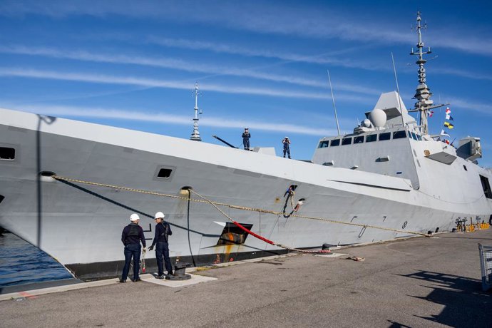 4 de abril de 2024, Toulon, França: Marinheiros participam da atracação do FREMM-DA (frégate multi-missions à capacité de défense aérienne renforcée) Alsace em Toulon. A fragata francesa Alsace retornou ao seu porto de origem, Toulon, após uma missão de t