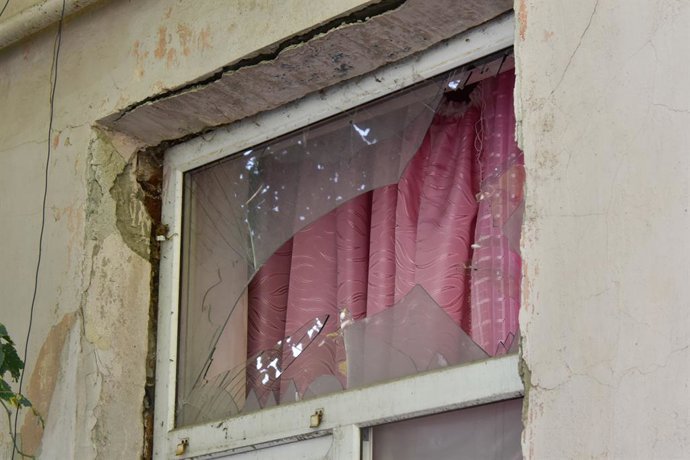 Archivo - RUSSIA, KRASNODAR - AUGUST 31, 2025: A view of a broken window after a drone strike