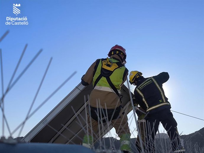 Actuación de los bomberos por el temporal del viento.