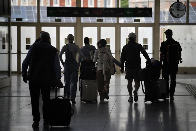 Archivo - Imagen de archivo de viajeros de tren. 