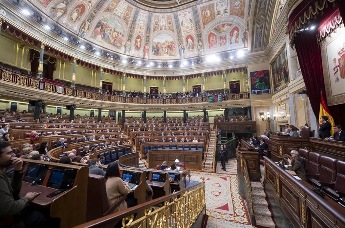 Hemiciclo durante uma sessão plenária, no Congresso dos Deputados, em 12 de fevereiro de 2026, em Madri (Espanha). O Plenário do Congresso acolhe hoje o debate e a votação do parecer da Comissão de Justiça sobre a Proposta de Lei Orgânica em matéria de