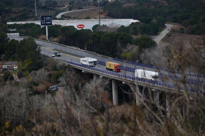 Vehículos circulan por la AP-7  (archivo)