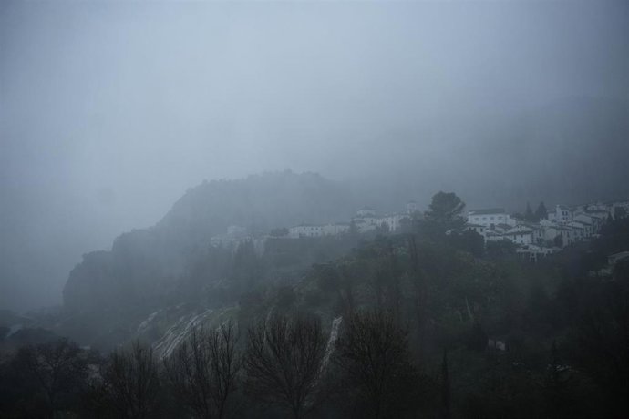 Imagen del perfil de la localidad gaditana de Grazalema bajo los efectos meteorológicos adversos de la borrasca Leonardo. A 4 de febrero de 2026, en Grazalema, Cádiz (Andalucía, España). 